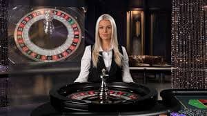 Antarmuka permainan Ikan Hoki di gamescom dengan elemen promosi mingguan